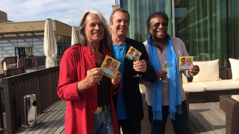 Brauner Bär und weiße Taube